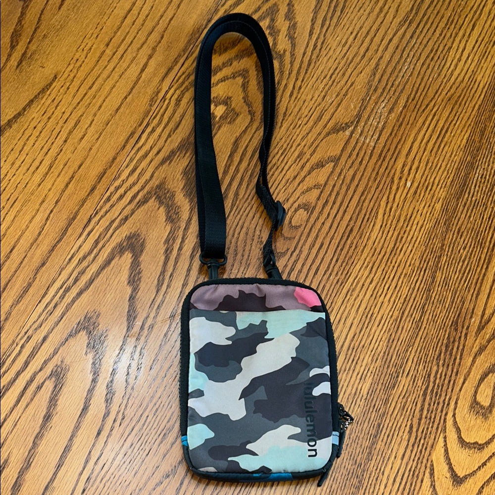 lululemon athletica Camo Easy Access Crossbody Bag